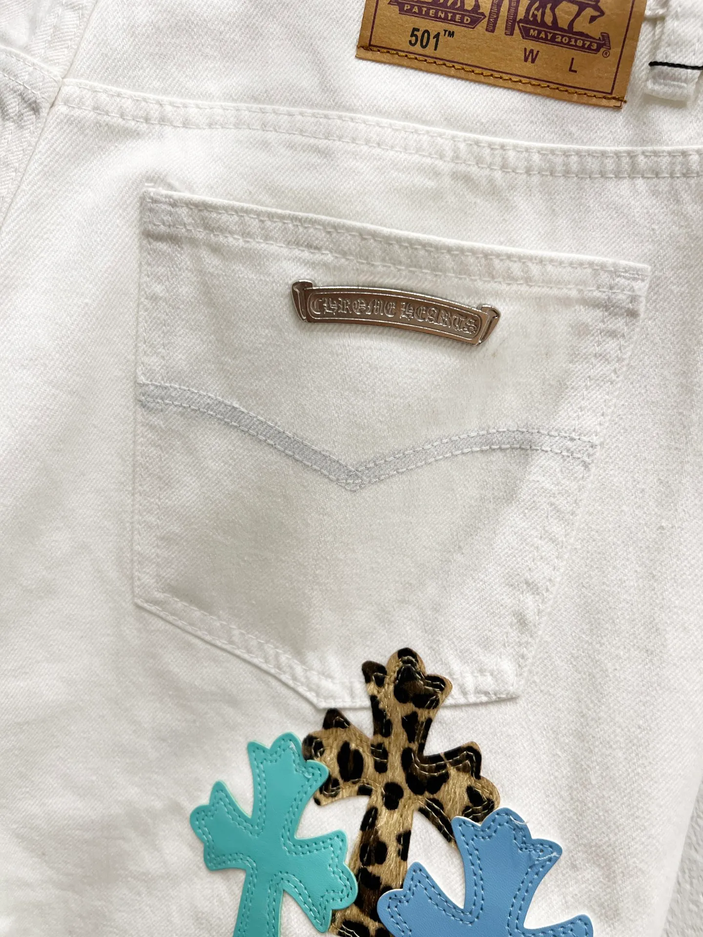 P250 Style number: H852 Chrome hearts & Chrome hearts 25ss blue leopard print cross patch leather jeans Chrome hearts’ logging pants are here! ! ! CH Croix Heart Double Knee Cross Patch Leather Bo1 Style Logging Pants Straight-leg Work Pants B136 Croix Heart Cross Sanskrit Overalls Price 24W Level, patchwork cross pattern embellishment, high-waisted washed jeans! ! Absolutely high-end luxury products, 1.9W level god-level single products, super popular products, made by top heavy industry, not to be missed. About Zangyin, this is an extremely luxurious fashion brand, which can also be called the nobles of the high street. It has always been an exclusive brand of some hipsters or rich second generation. Compared with ordinary high streets, it is more luxurious and noble. Compared with luxury brands, it has a more fashionable personality and has always been a brand that I have a special liking for. Imported yarn is custom-woven into high-density twill canvas, which ensures a crisp silhouette while also making the fabric feel very delicate. It follows the B01 classic silhouette, with a crisp and stylish upper body. The ready-made garments are stone-ground and fermented and washed, so they can be matched with any style. Buttons and zinc-brushed washable genuine YKK retro metal products. Double-layered canvas on the front. Perfect details. All hardware is perfect. Size: 30-32-34-36 Color: white pants, blue leather, leopard print